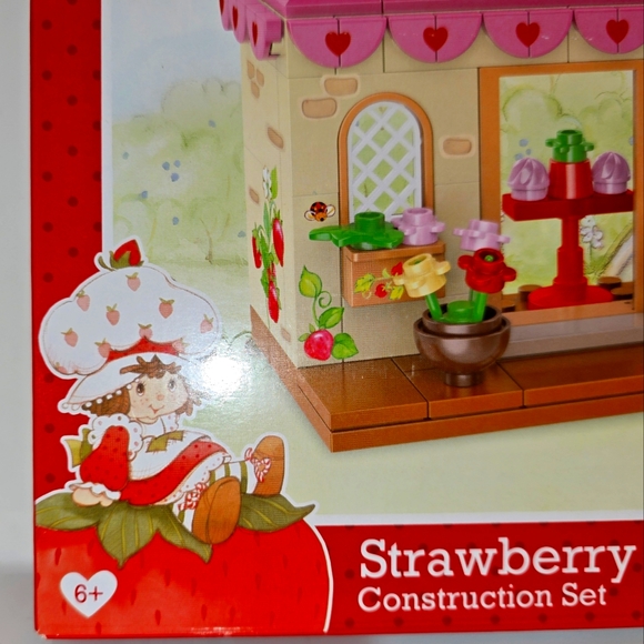 The World of Strawberry Shortcake 112 Piece Bakery Construction Set/ BNIB - Picture 4 of 13